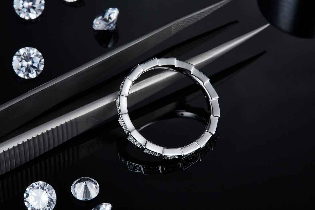 The Snake Mark Ring - Calm structure. Inner strength. Lasting light.