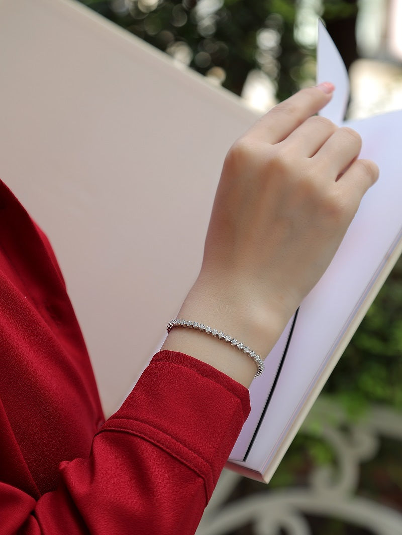 Eternal Line — a perfect circle of light that never fades.