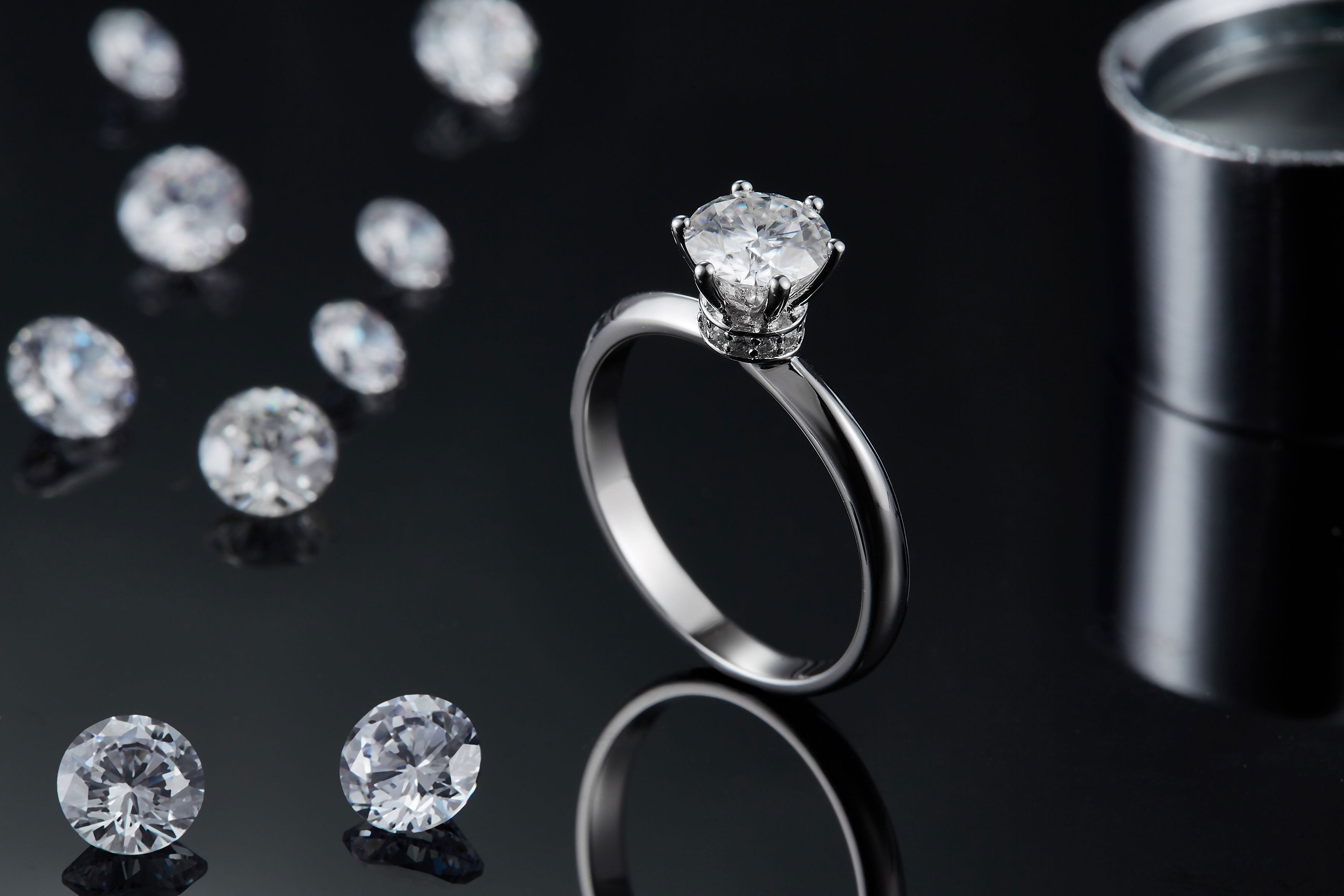 Minimalist Starlight — A Brilliant 1-Carat Promise in Silver & Platinum