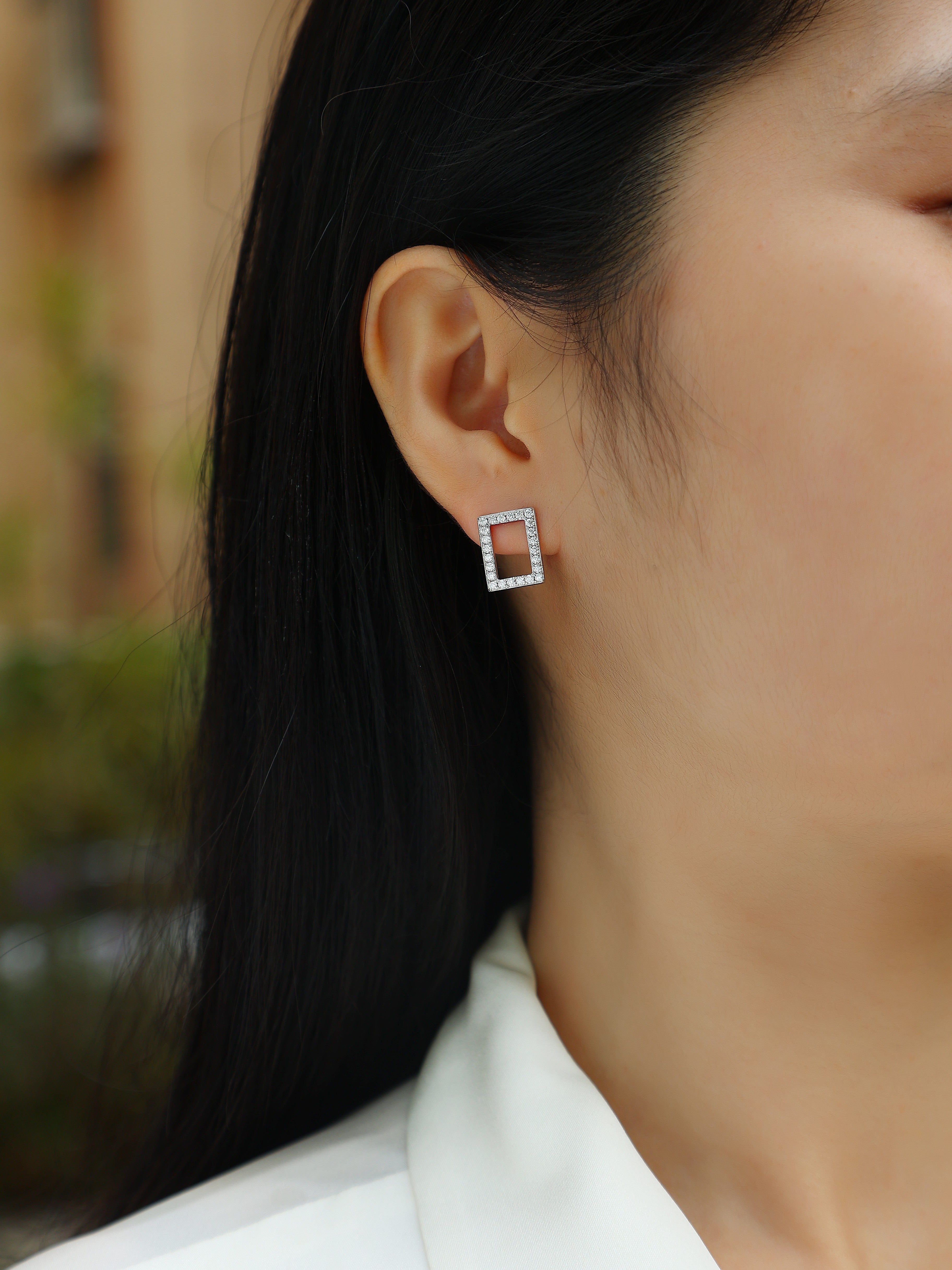 Luminous Frame — structure with sparkle.