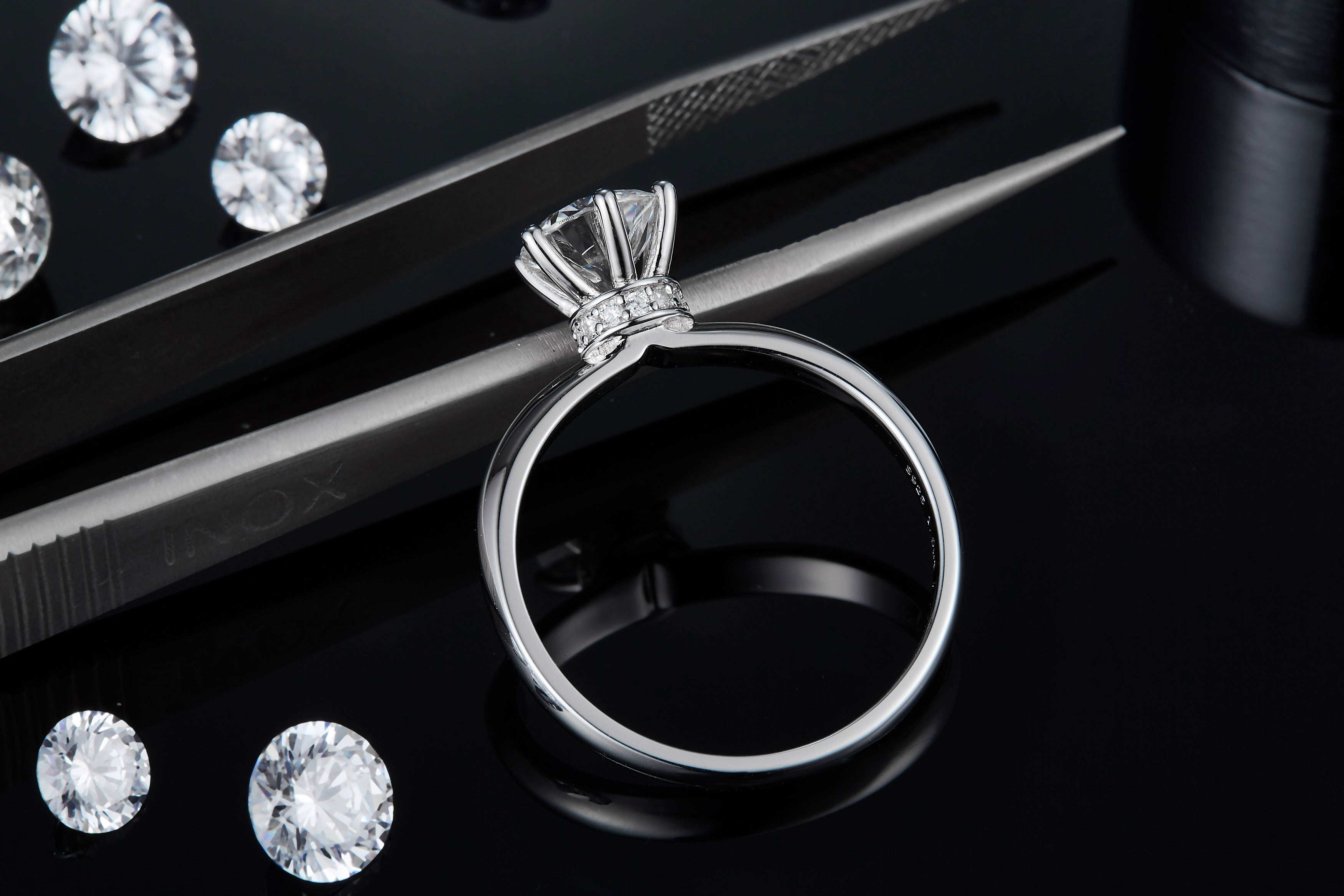 Minimalist Starlight — A Brilliant 1-Carat Promise in Silver & Platinum