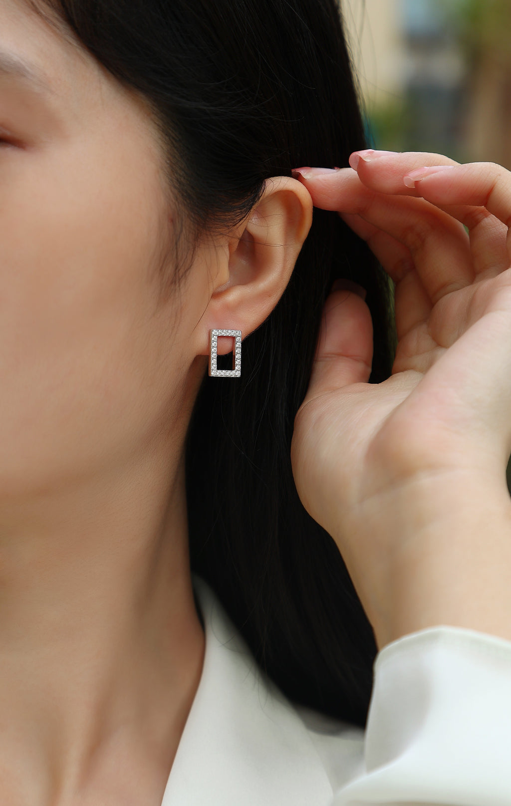 Luminous Frame — structure with sparkle.