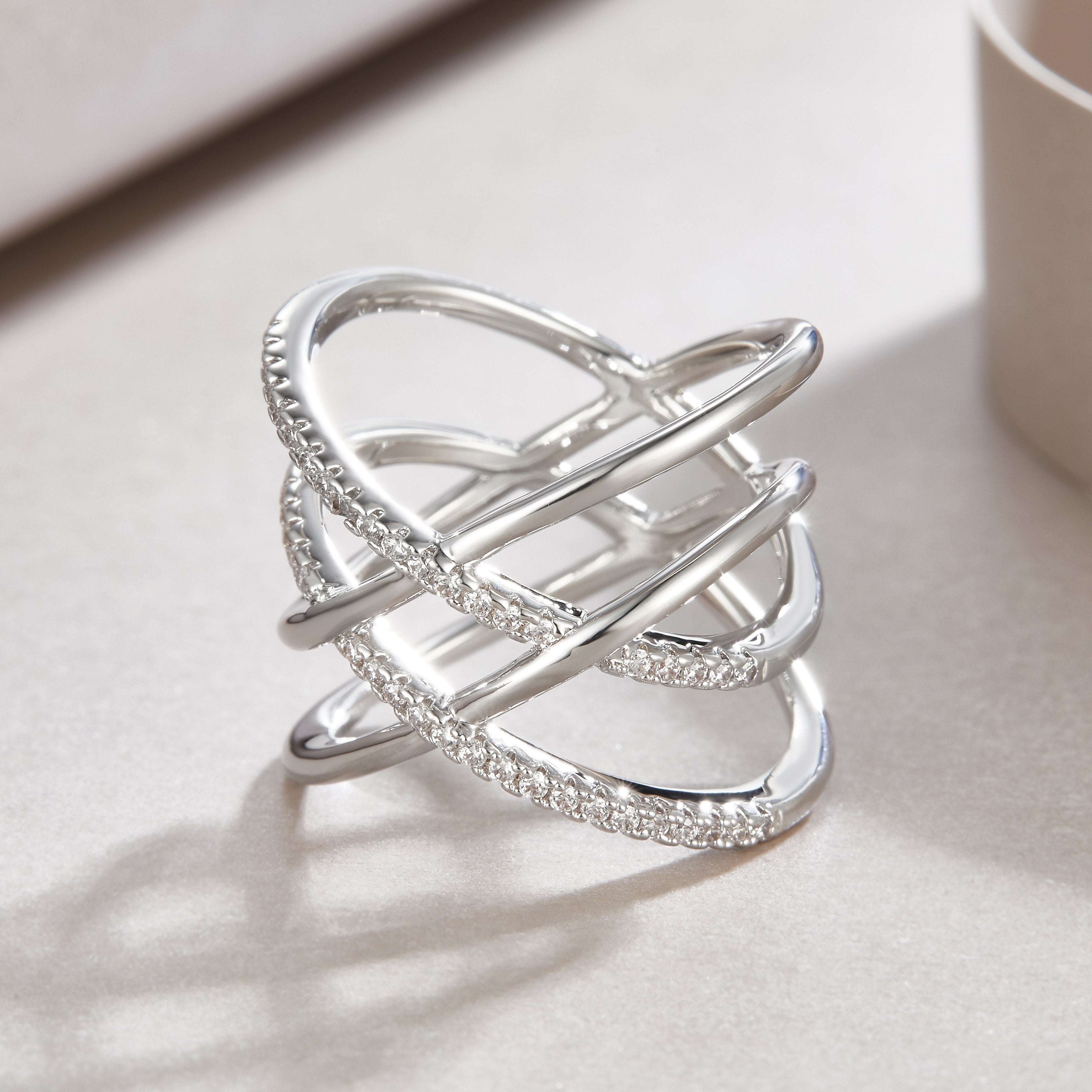 Enchanting And Wondrous Realm - A Wedding Ring Set With Top-quality Moissanite S925 Silver And Platinum-plated Diamond. The Ring Can Be Inspected With A Diamond Pen